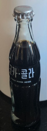 m06013-3 € 8,00 coca cola mini flesje vreemde taal.jpeg